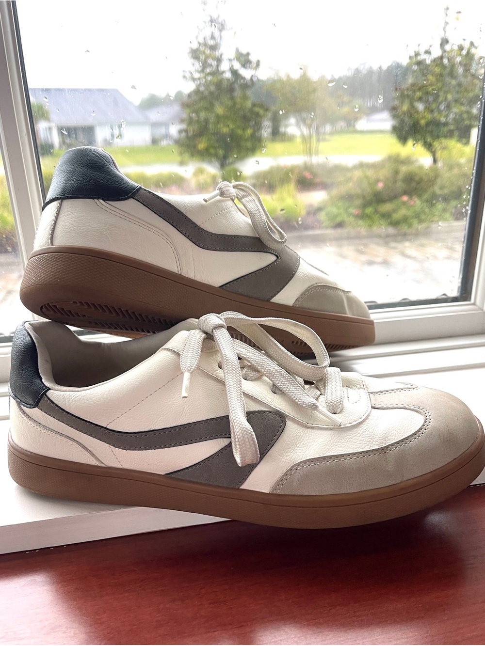 DV Women’s Shoes Sz 9 DOLCE VITA Sneakers White Tan Leather